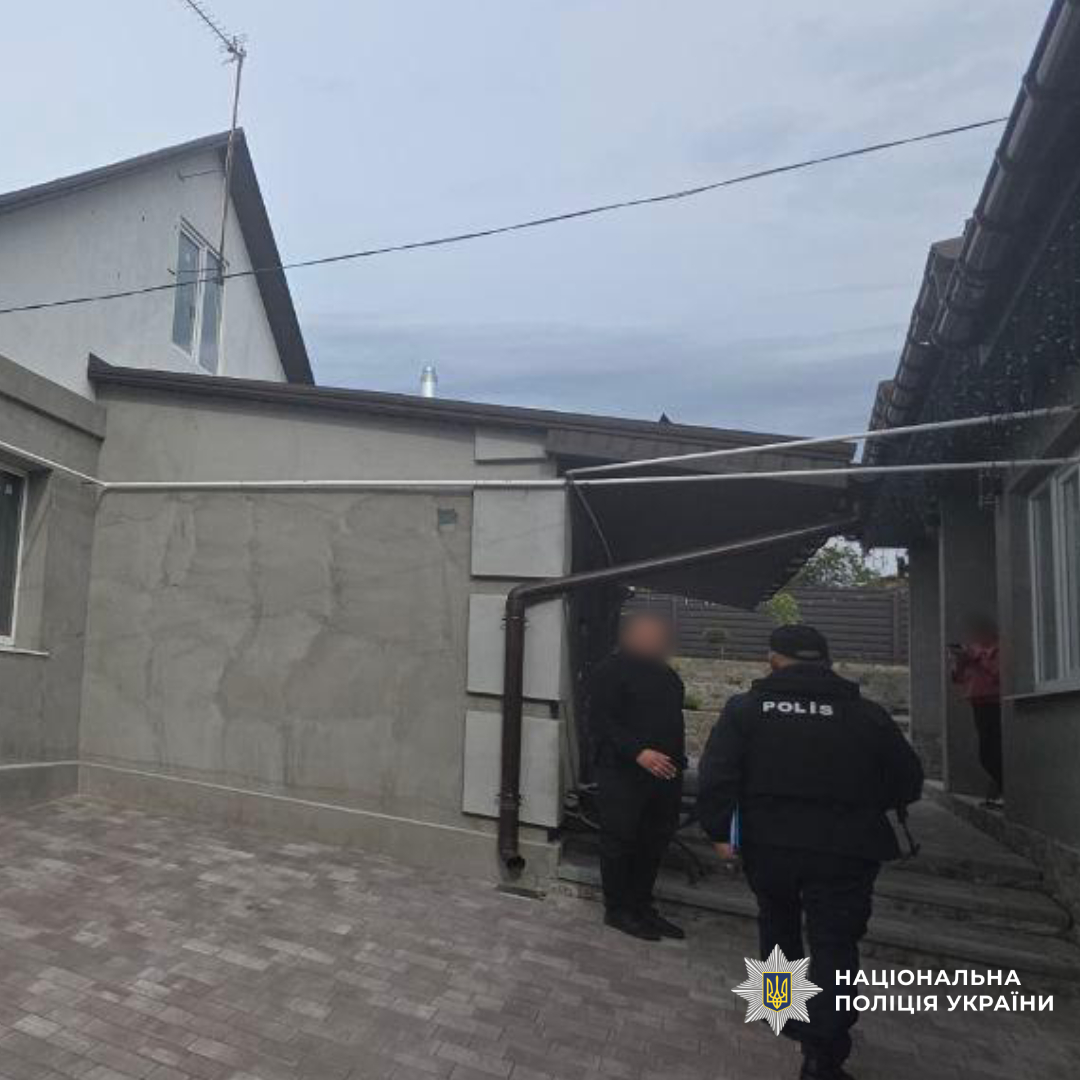 поліцейський опитуэ постраждалих