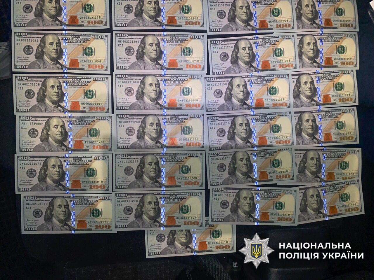 На фото зображені гроші, вилуччені на місці події.