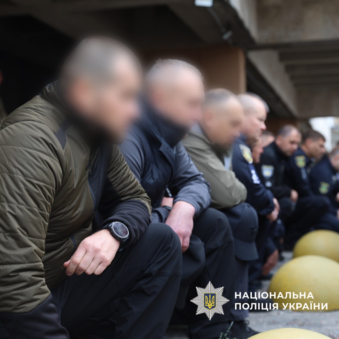 Колона людей що стоїть на колінах