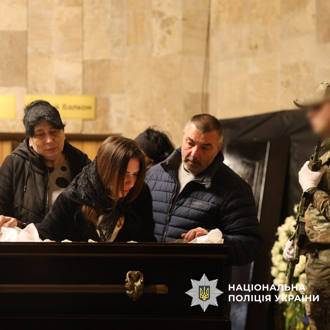 Родина загиблого біля труни