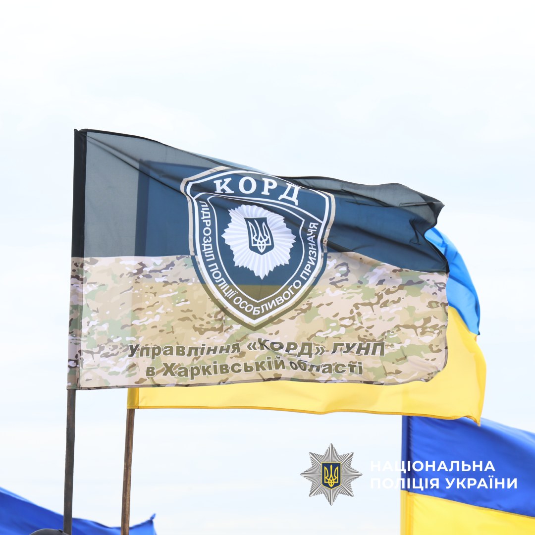 Прапори над могилою загиблого
