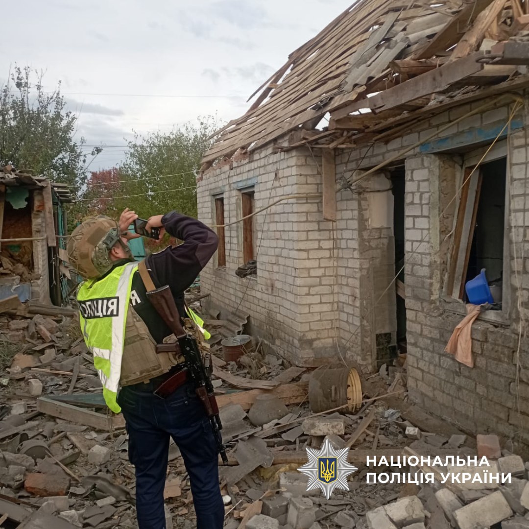 Поліцейський на огляді місця обстрілу