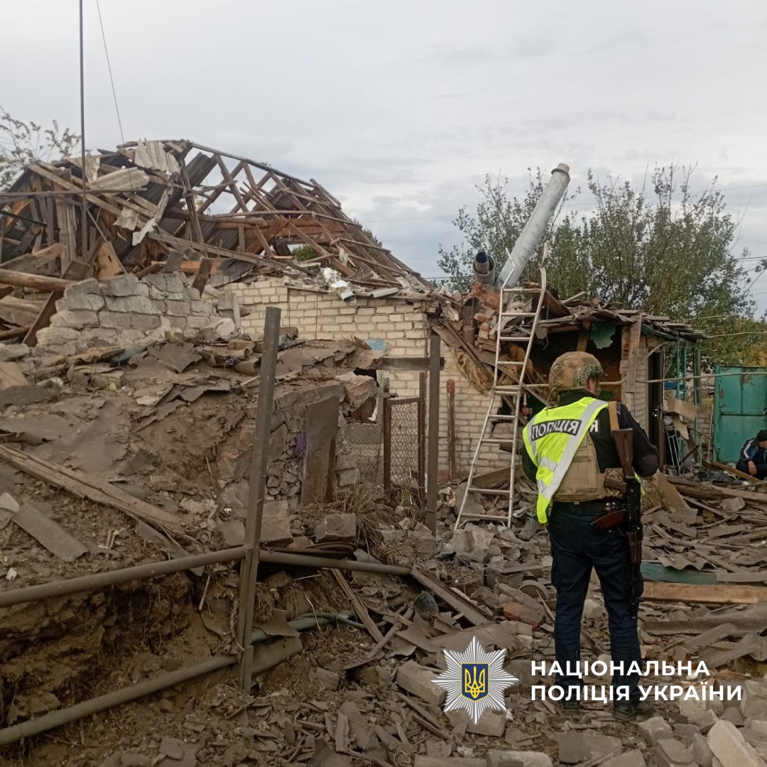 Поліцейський на огляді місця обстрілу