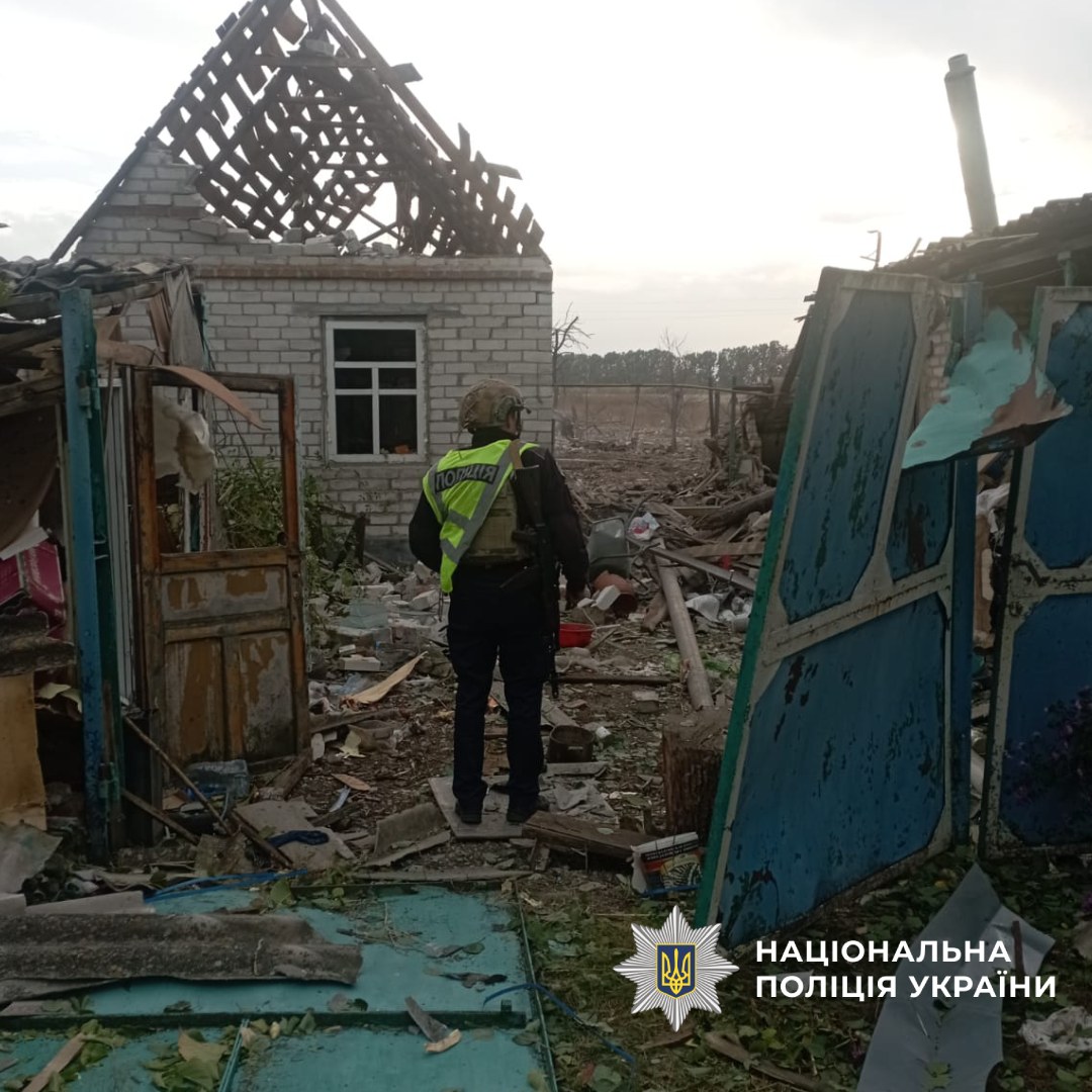 Поліцейський на огляді місця обстрілу