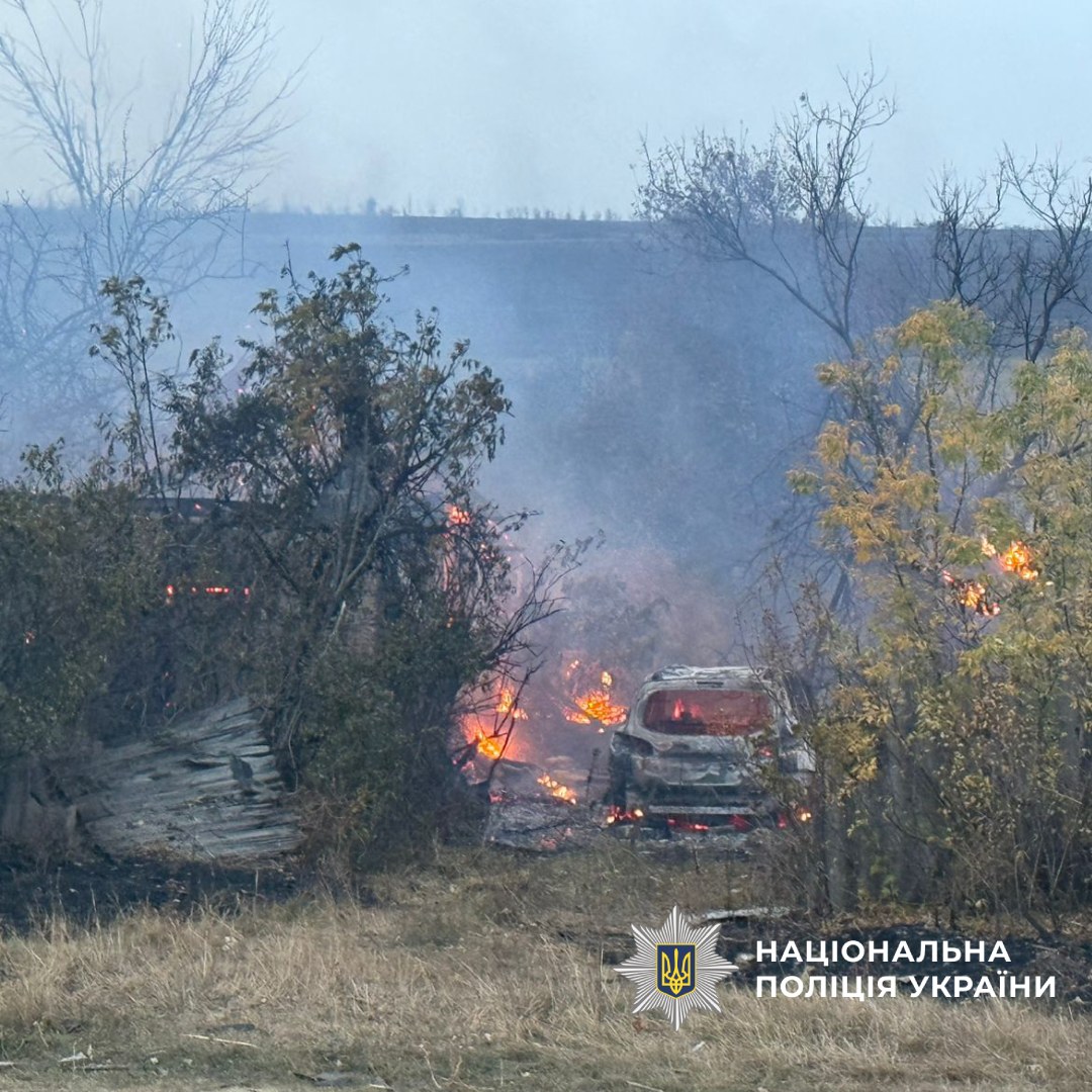 Палаюча після обстрілу автівка