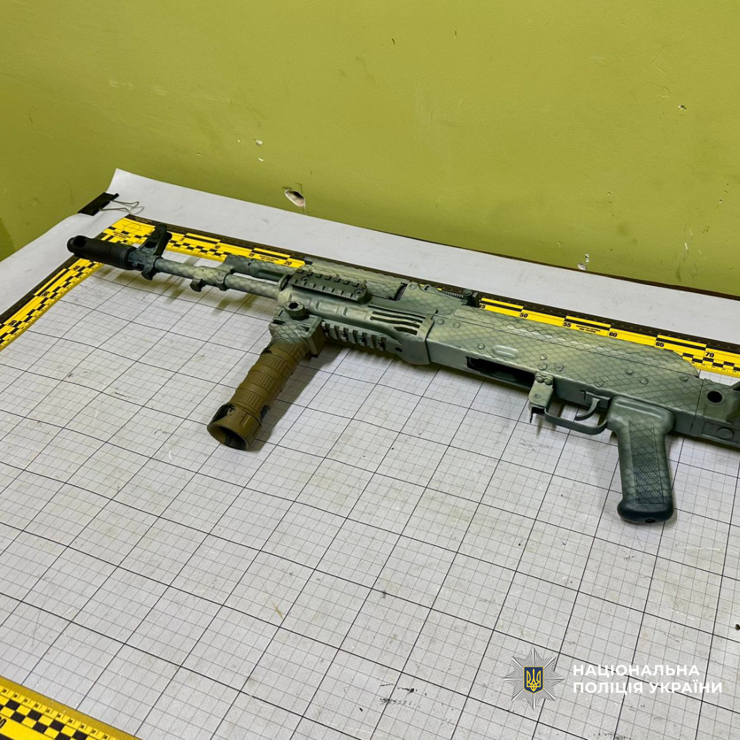 автомат на столі для вимірювань довжини зброї
