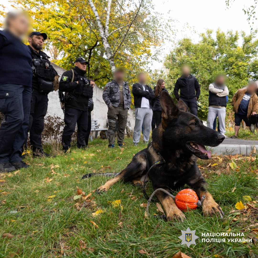 Психологи та кінологи поліції Харківщини провели сеанс каністерапії для поранених