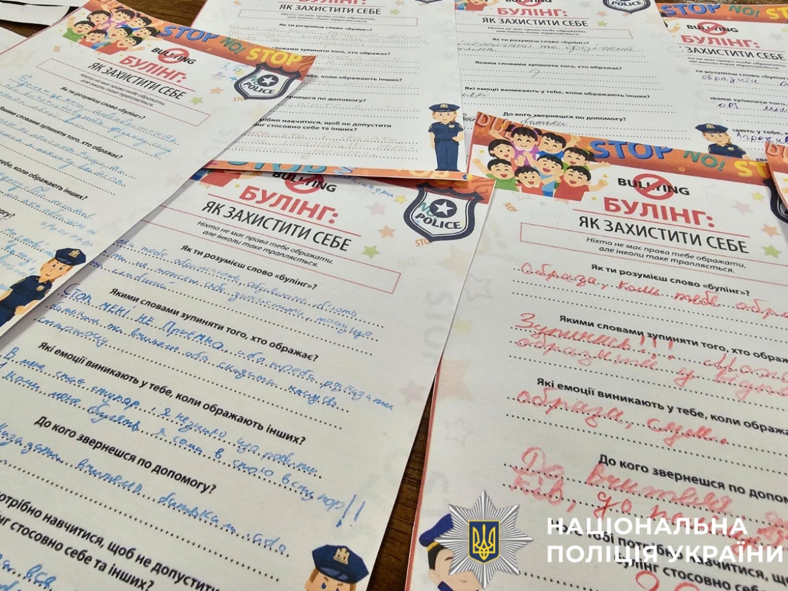 На фото зображені листівки Стоп Булінг.
