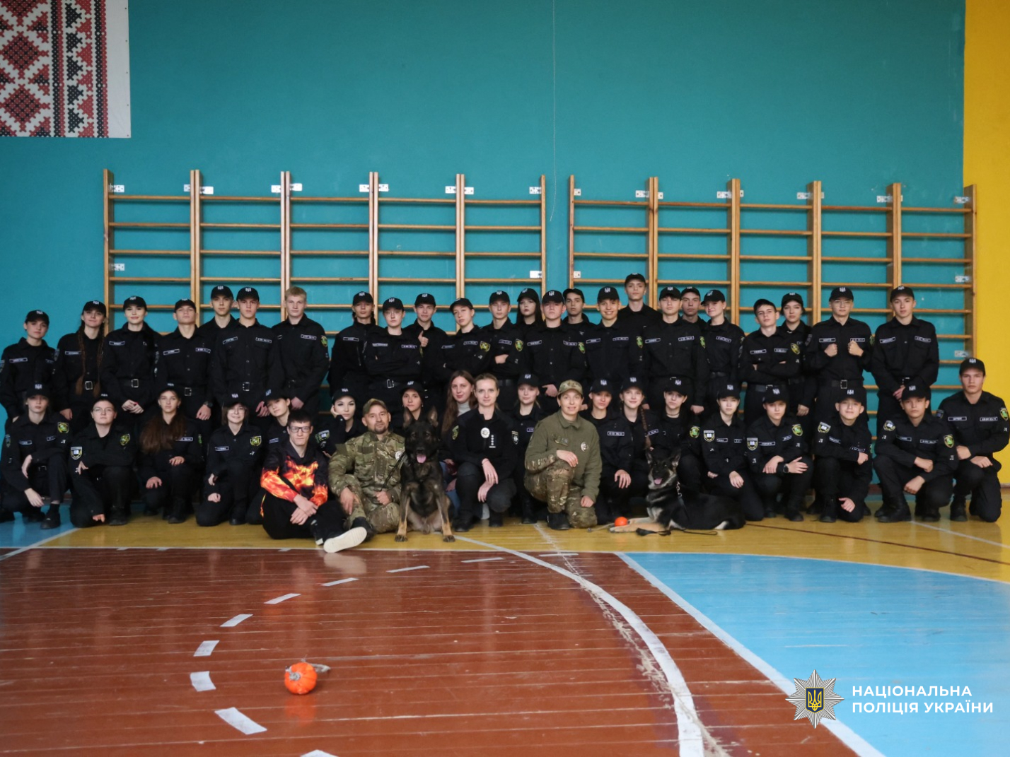 Поліцейські психологи та кінологи подарували ліцеїстам день позитивних емоцій і довіри