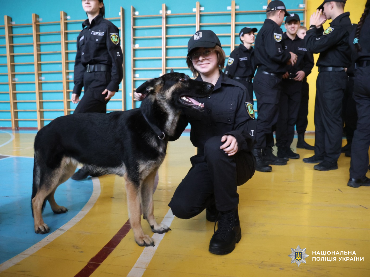 Поліцейські психологи та кінологи подарували ліцеїстам день позитивних емоцій і довіри