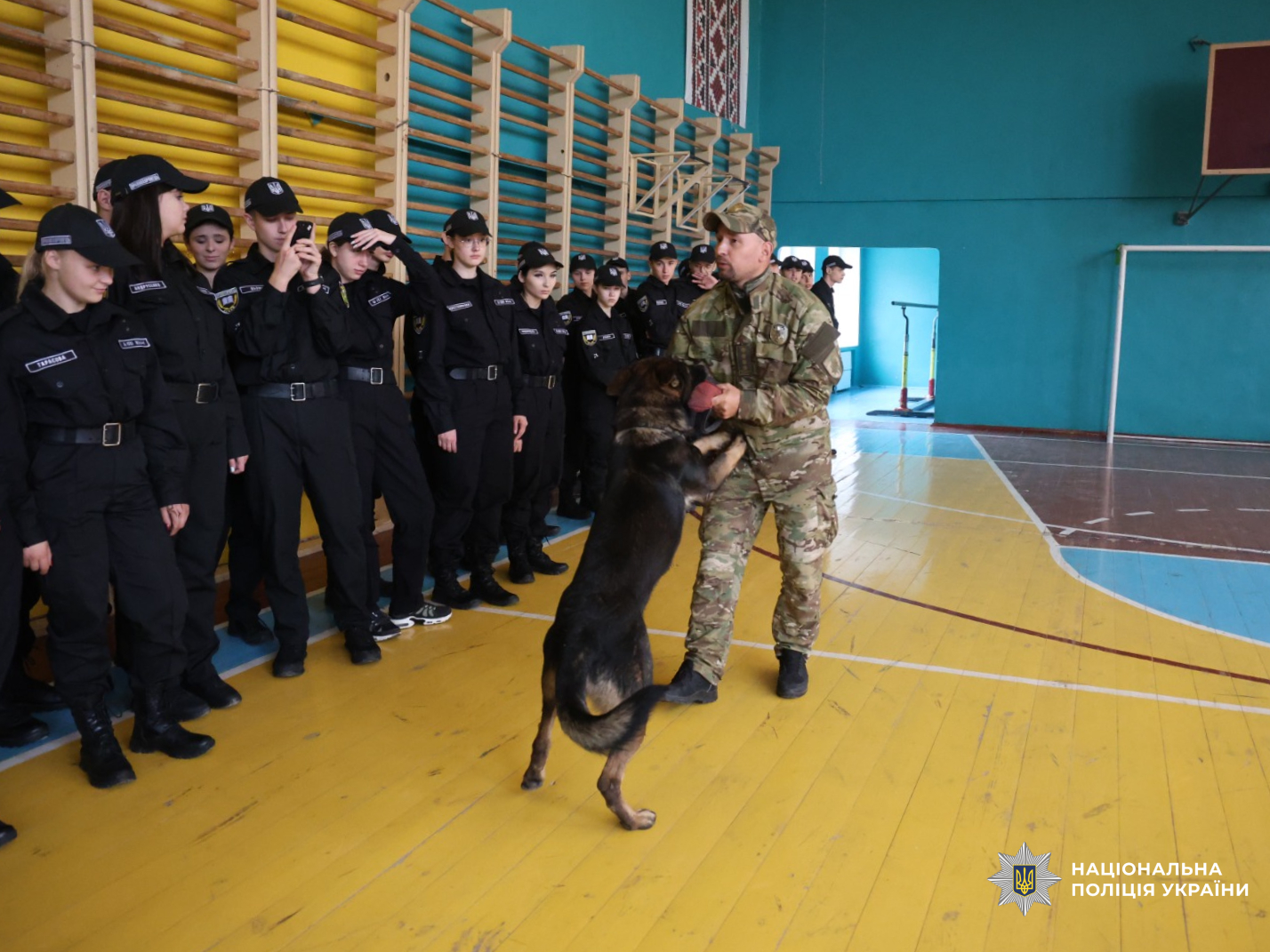 Поліцейські психологи та кінологи подарували ліцеїстам день позитивних емоцій і довіри