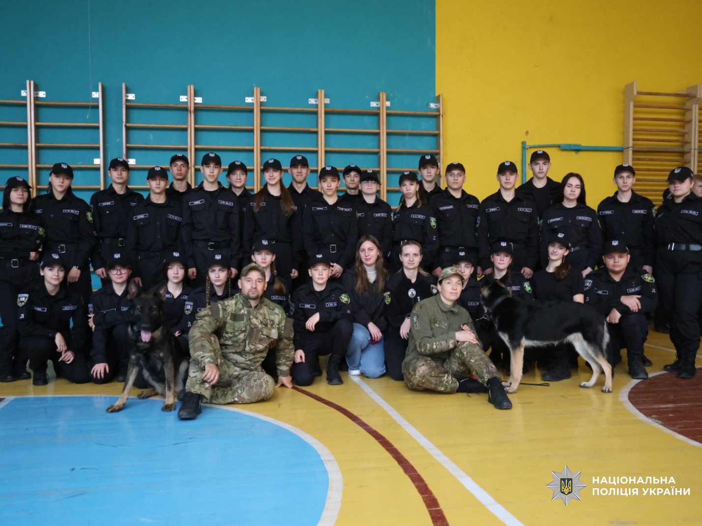 Поліцейські психологи та кінологи подарували ліцеїстам день позитивних емоцій і довіри
