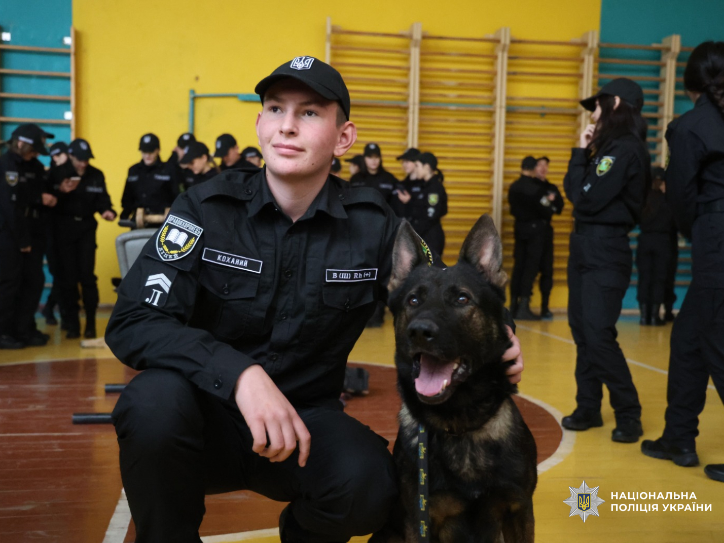 Поліцейські психологи та кінологи подарували ліцеїстам день позитивних емоцій і довіри