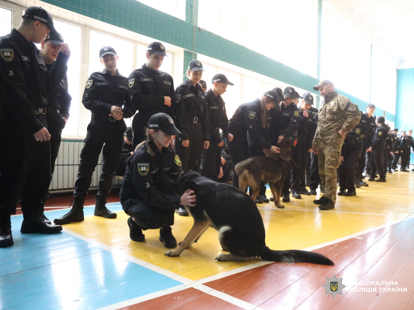 Поліцейські психологи та кінологи подарували ліцеїстам день позитивних емоцій і довіри