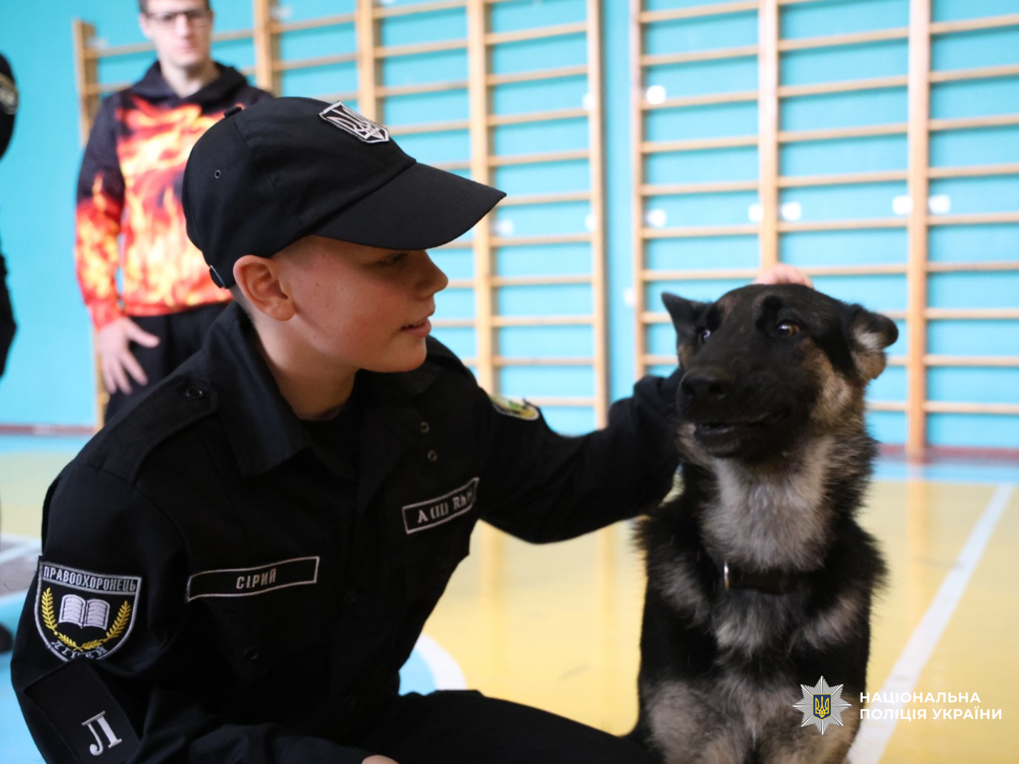 Поліцейські психологи та кінологи подарували ліцеїстам день позитивних емоцій і довіри