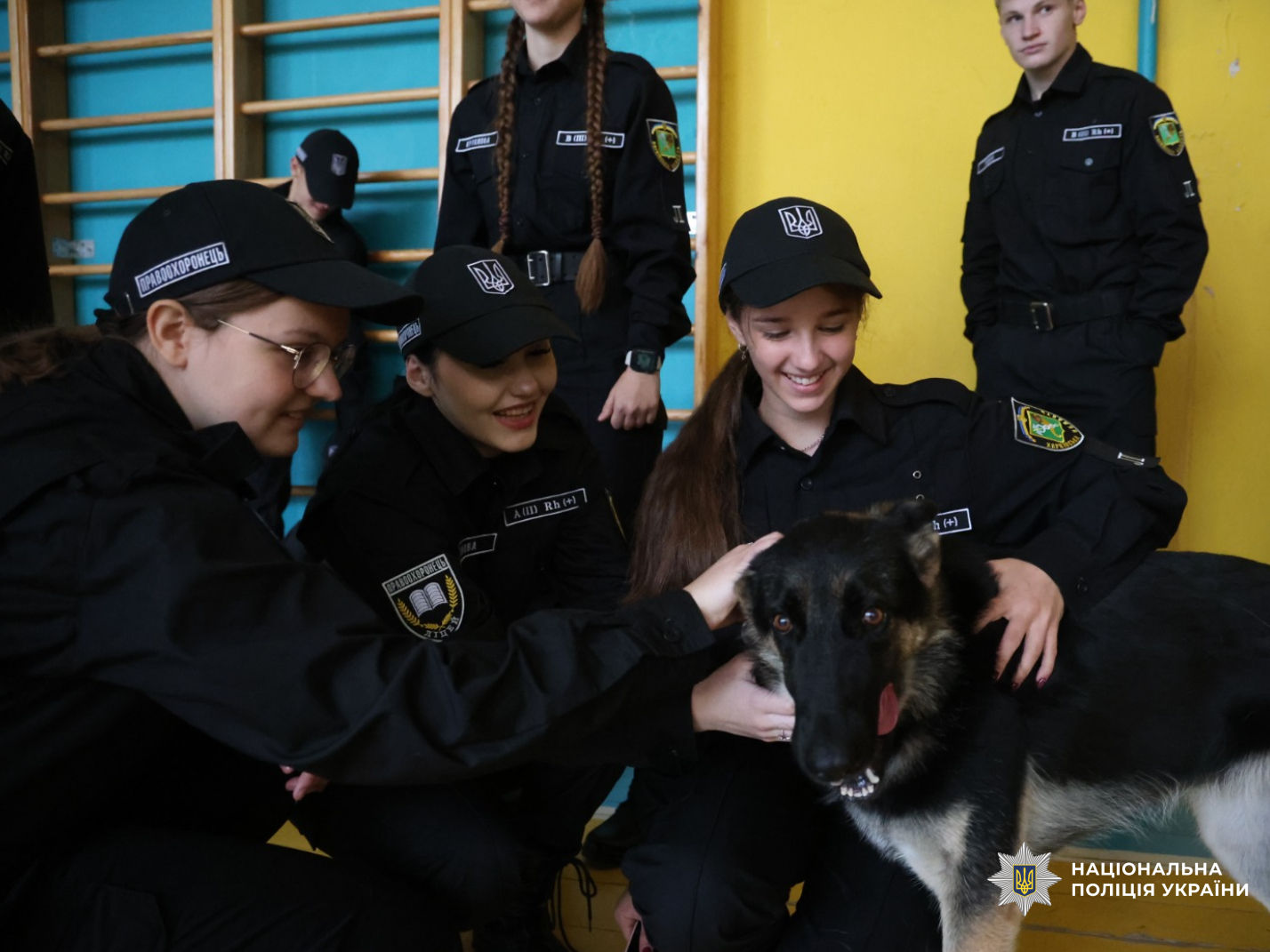 Поліцейські психологи та кінологи подарували ліцеїстам день позитивних емоцій і довіри