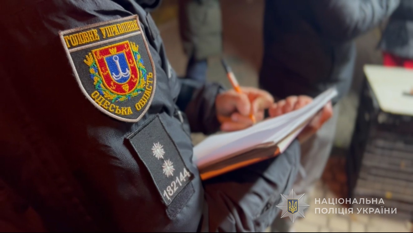 Поліцейський збирає матеріали.