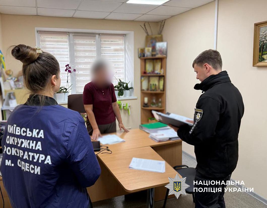 Поліцейський  занотовує у документах.
