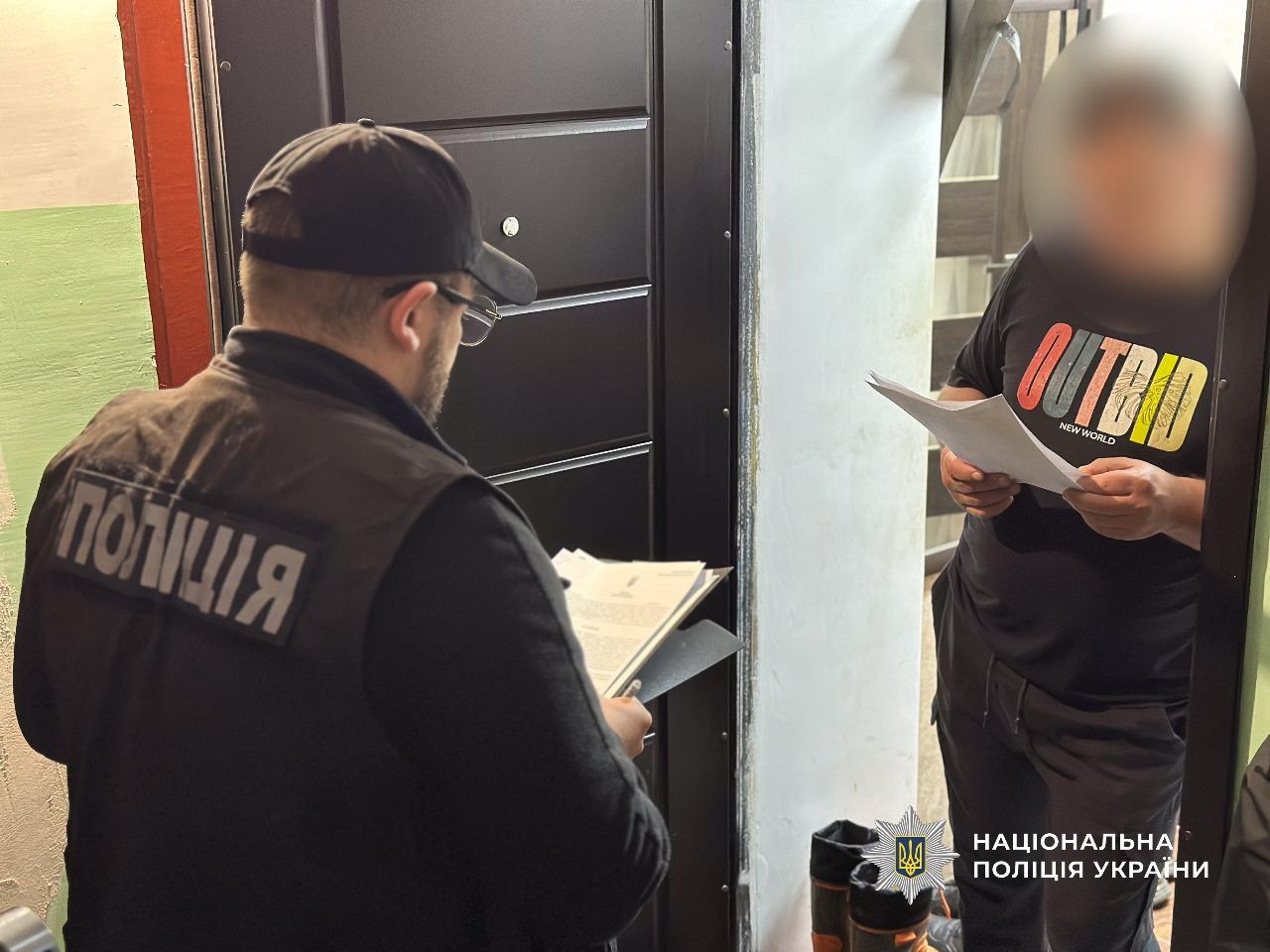 Поліцейський  занотовує у документах.