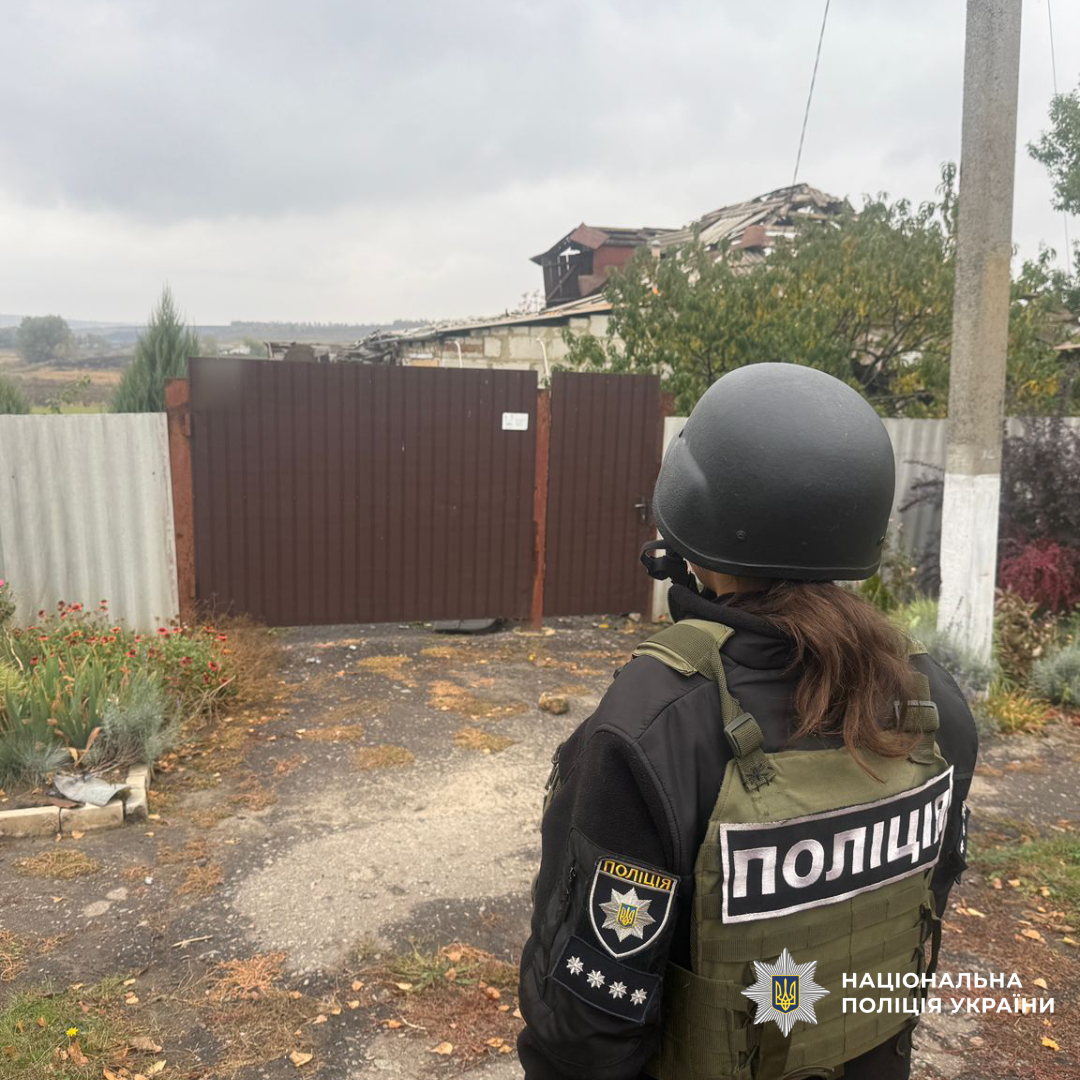 Поліцейська документує руйнування