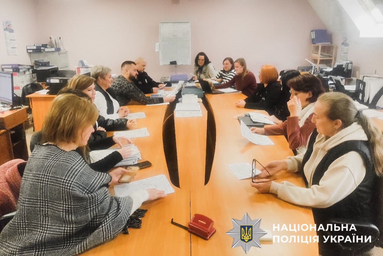 На фото зображена робоча нарада