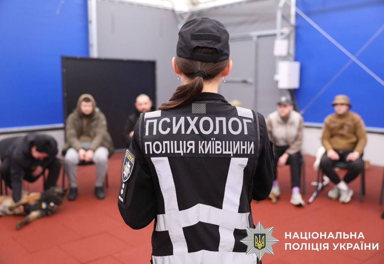 На фото психолог та учасники зустрічі.