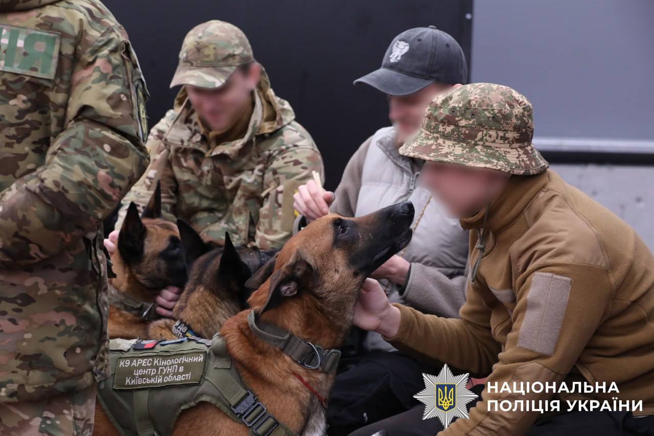 На фото учасники зустрічі зі службоими собаками.