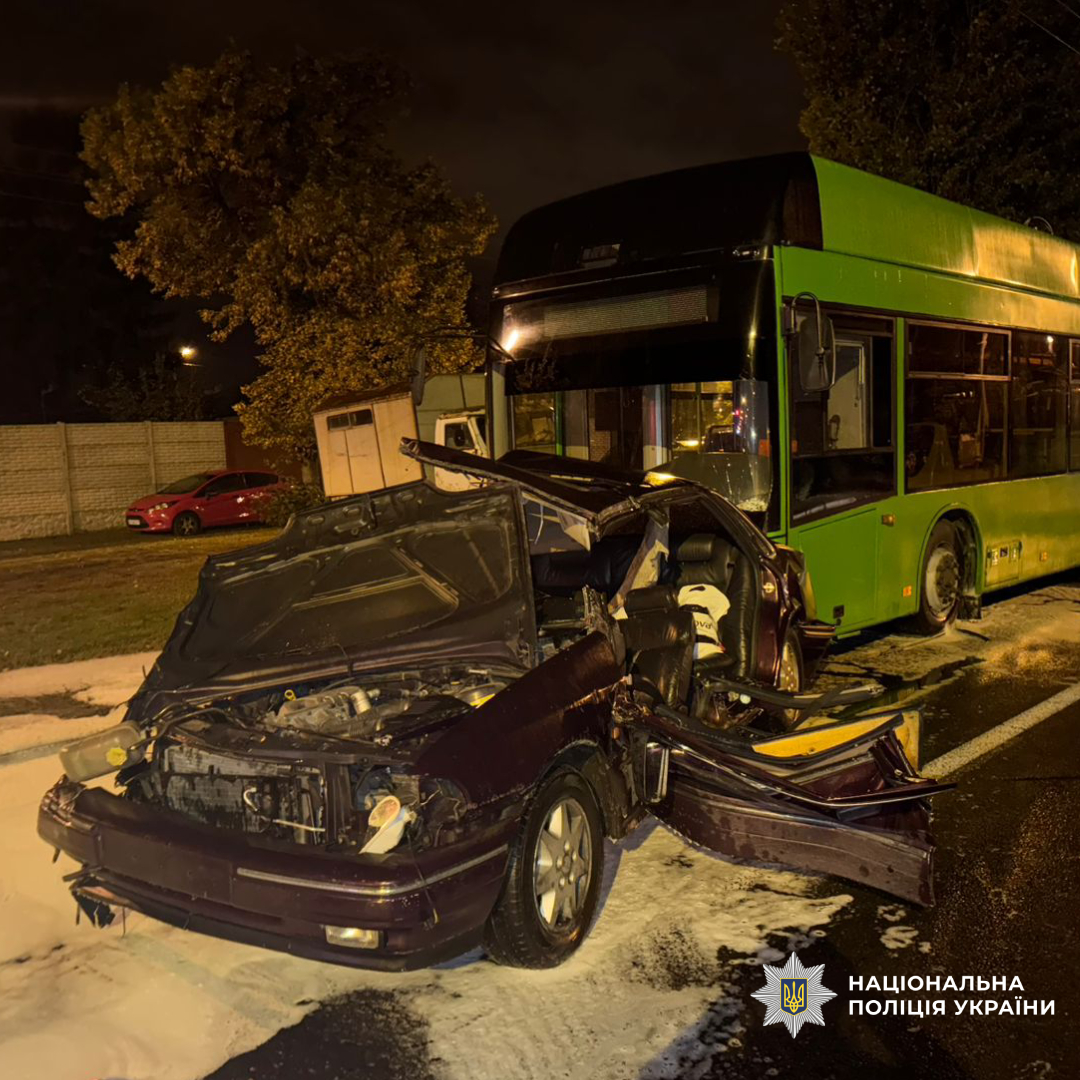 Поліція з’ясовує обставини аварії з трьома постраждалими у Харкові