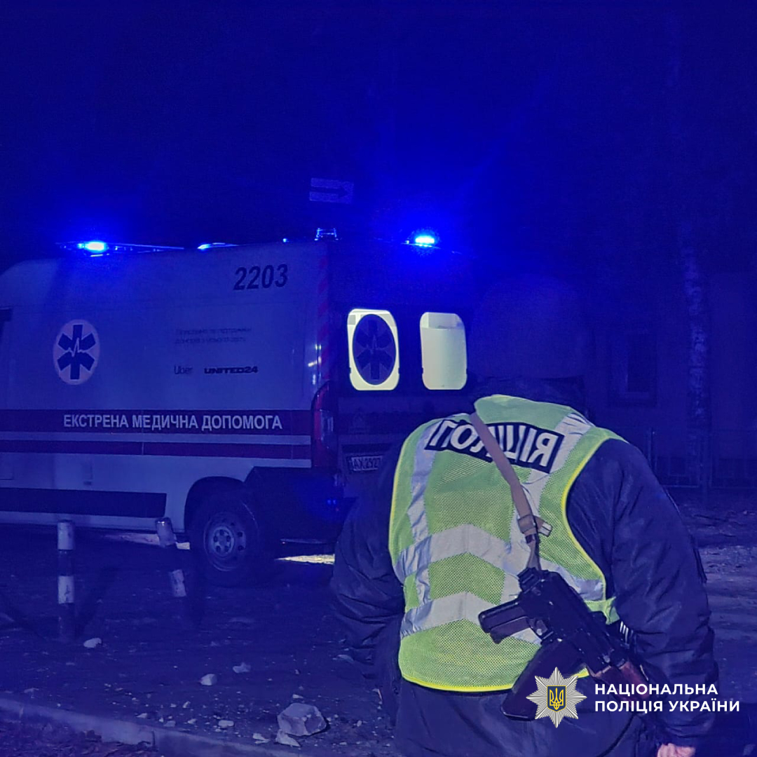 Поліцейський стоїть біля швидкої допомоги