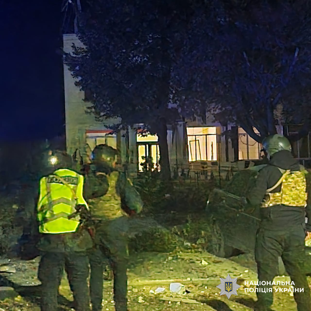Поліцейські фіксують наслідки обстрілу