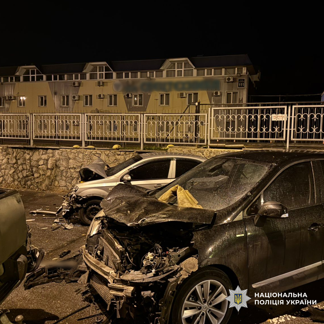 Слідчі встановлюють обставини ДТП в Харкові, в якій загинув водій автомобіля