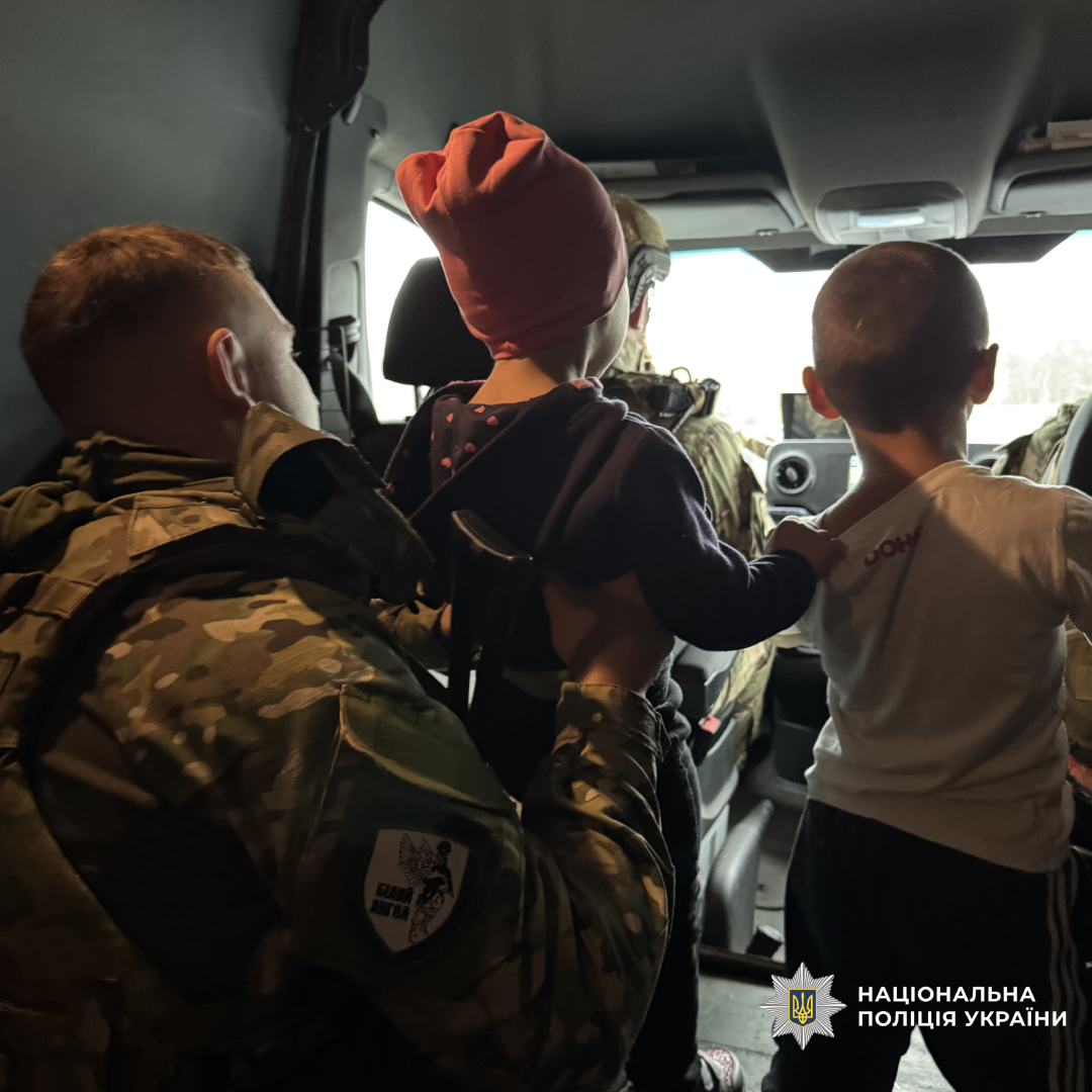 З Куп’янського району «Білі янголи» евакуювали родину з двома маленькими дітьми