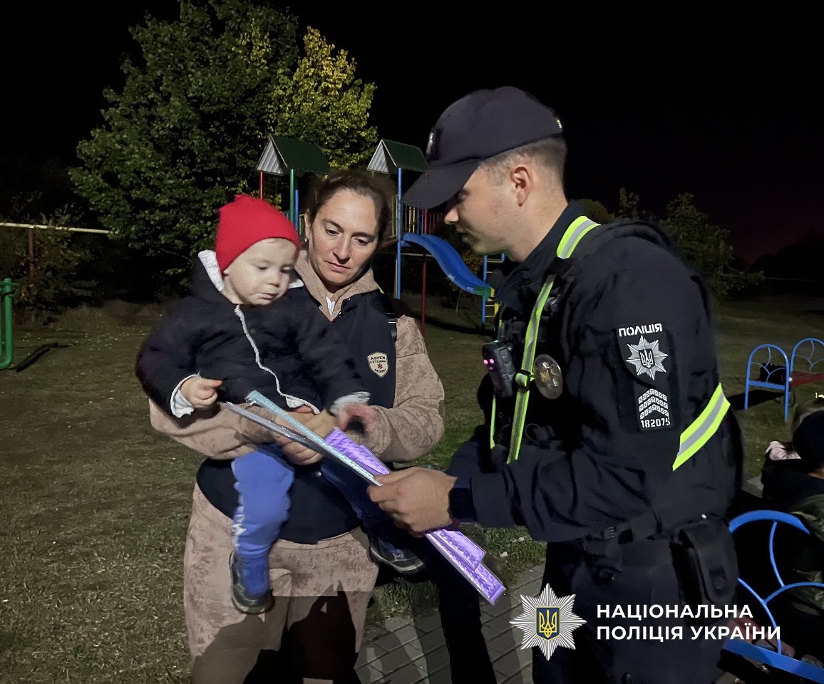 Поліцейський спілкується з дитиною та її мамою