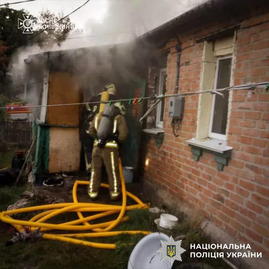 На фото зображено місце події, де відбулась пожежа, про яку вказанов в статті.