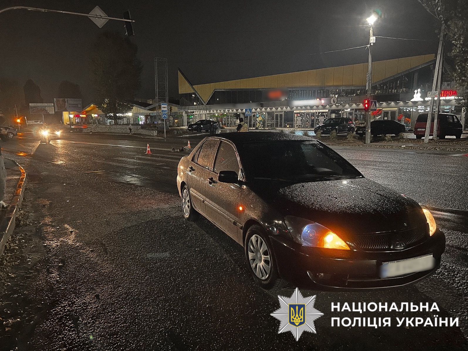 На фото зображений пошкоджений автомобіль