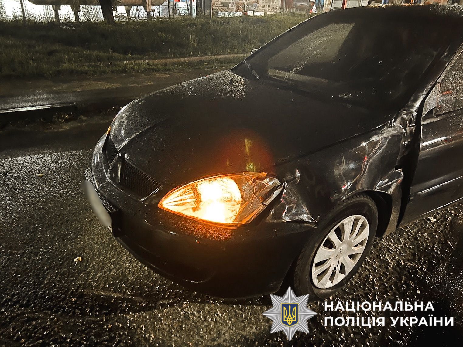 На фото зображений пошкоджений автомобіль