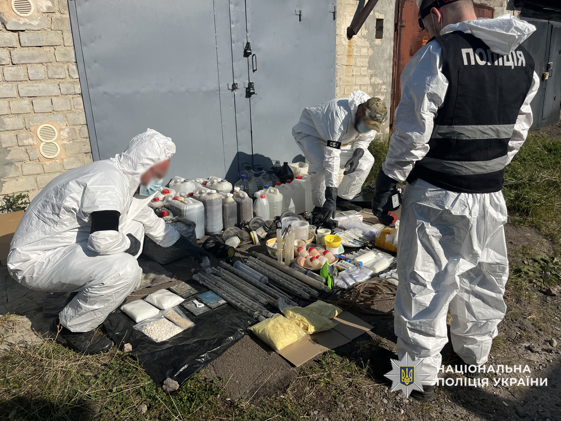 Поліція Чернігівщини спільно з СБУ затримала групу наркодилерів та ліквідувала лабораторію з виробництва психотропів промислових масштабів