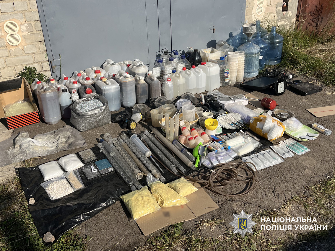 Поліція Чернігівщини спільно з СБУ затримала групу наркодилерів та ліквідувала лабораторію з виробництва психотропів промислових масштабів