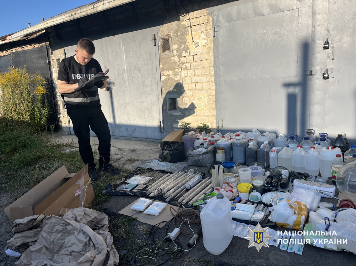 Поліція Чернігівщини спільно з СБУ затримала групу наркодилерів та ліквідувала лабораторію з виробництва психотропів промислових масштабів