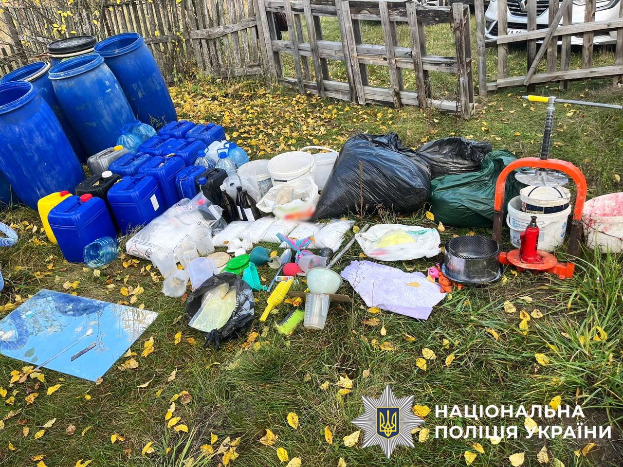 На фото вилучені речі, під час обшуку.