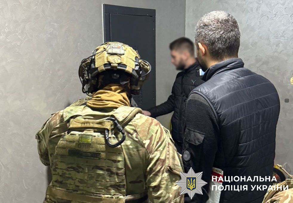 На фото поліцейські та спецпризначенець біля квартири.