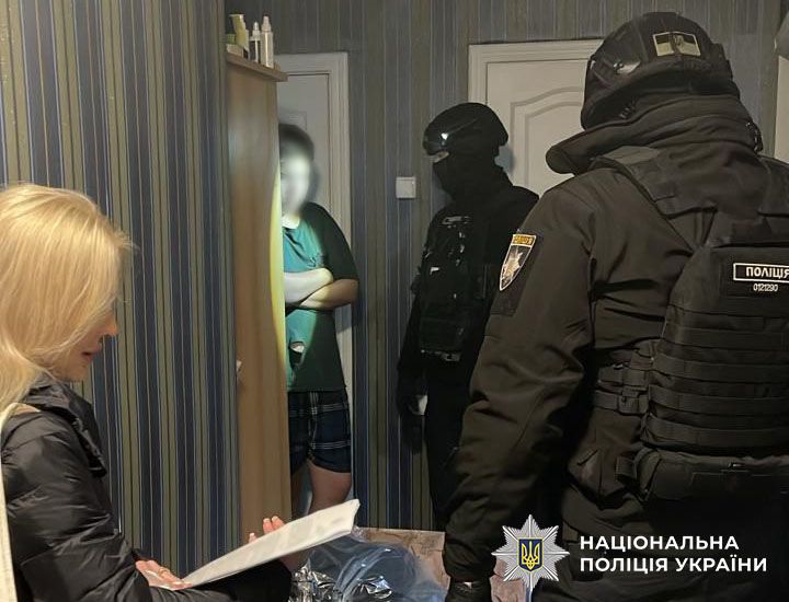 На фото зловмисник та поліцейські, які проводять обшук.