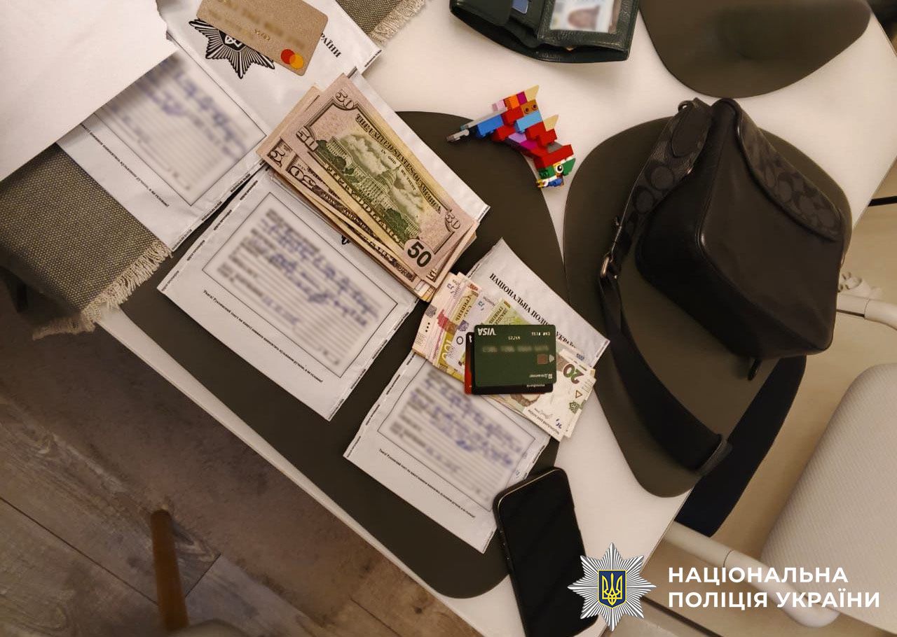 На фото вилучені речі під час обшуку.