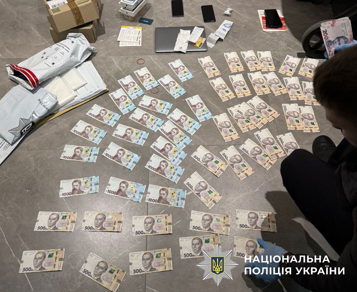 На фото вилучені речі під час обшуку.