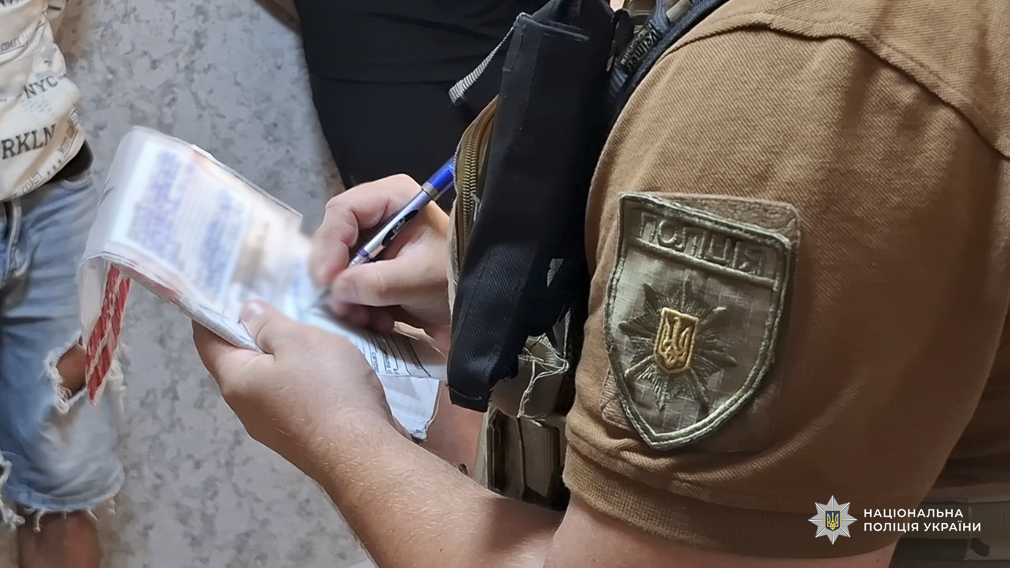 Поліцейський документує правопорушення.