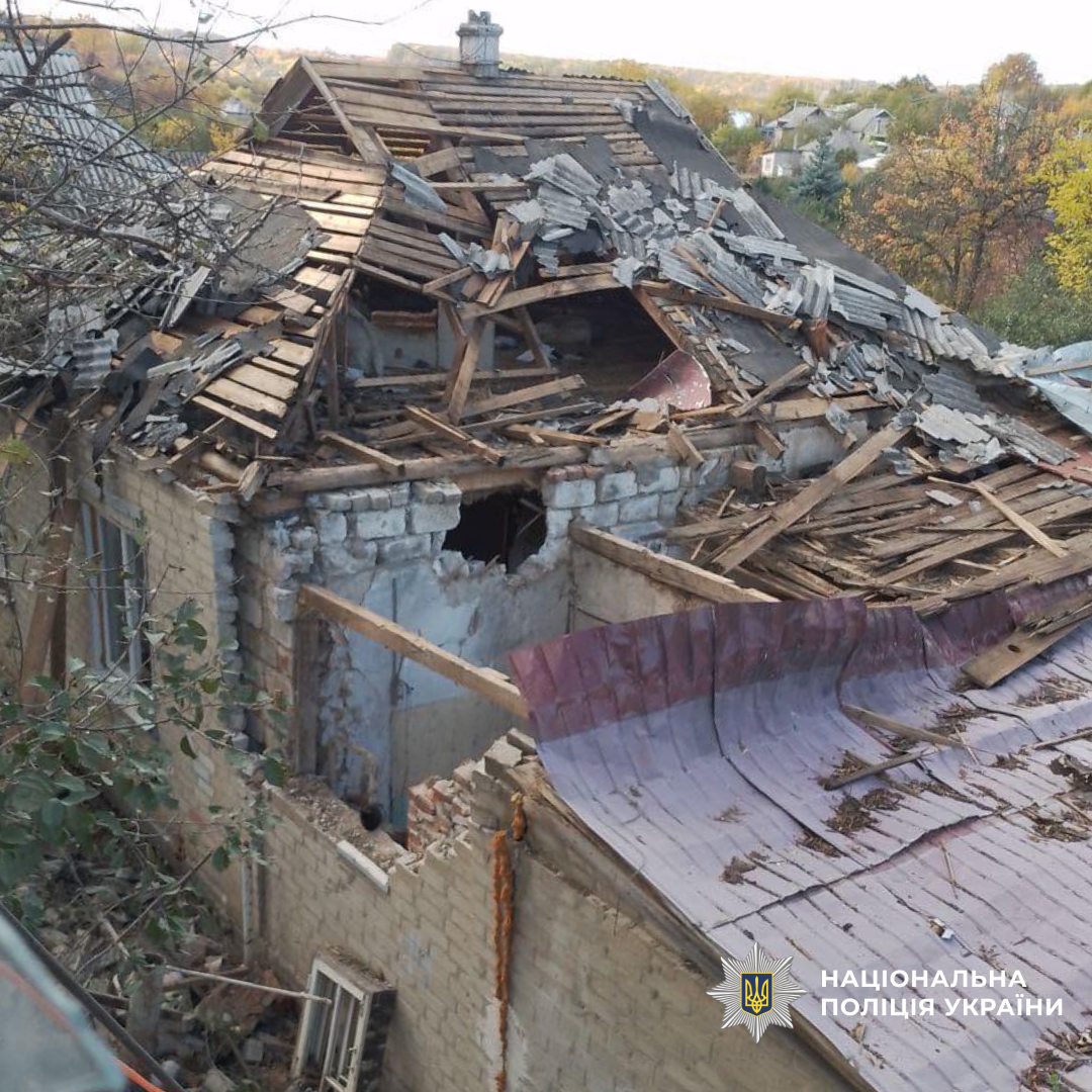 Зруйнований будинок через обстіл