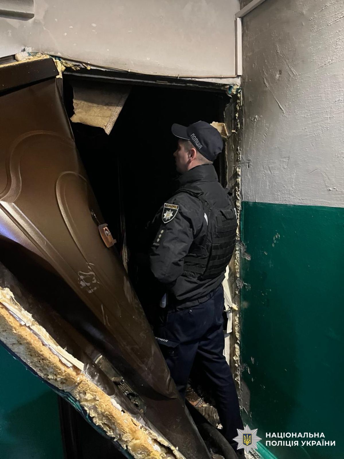 На фото зображено деформовані вхідні двері, внаслідок пожежі в квартирі.