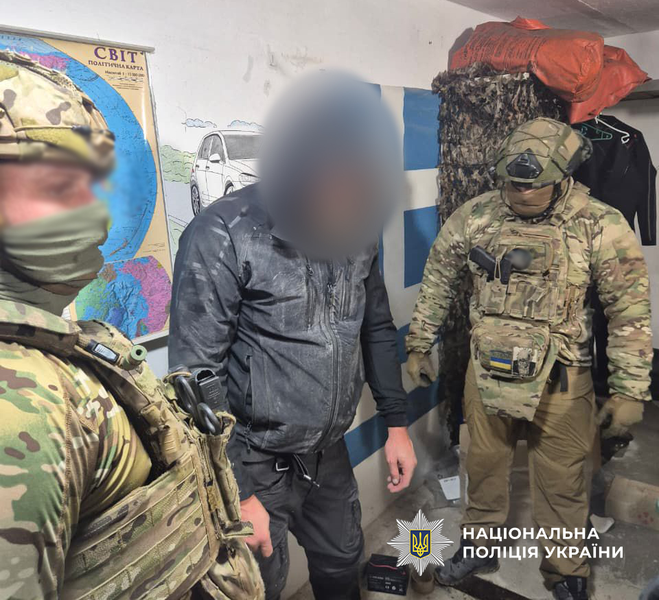 правоохоронці тримають правопорушника