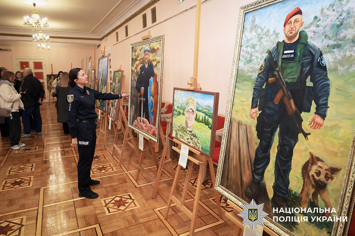 Поліцейська розглядає картини