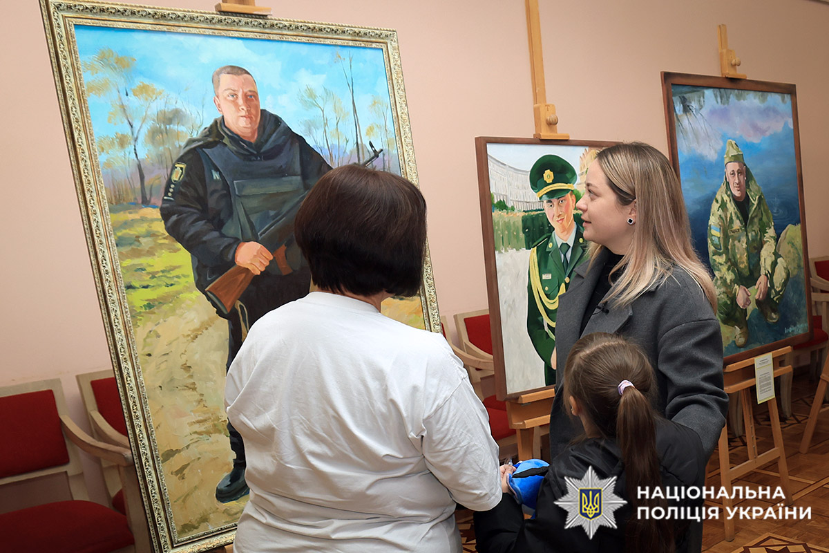 Родичі біля портрета загиблого захисника